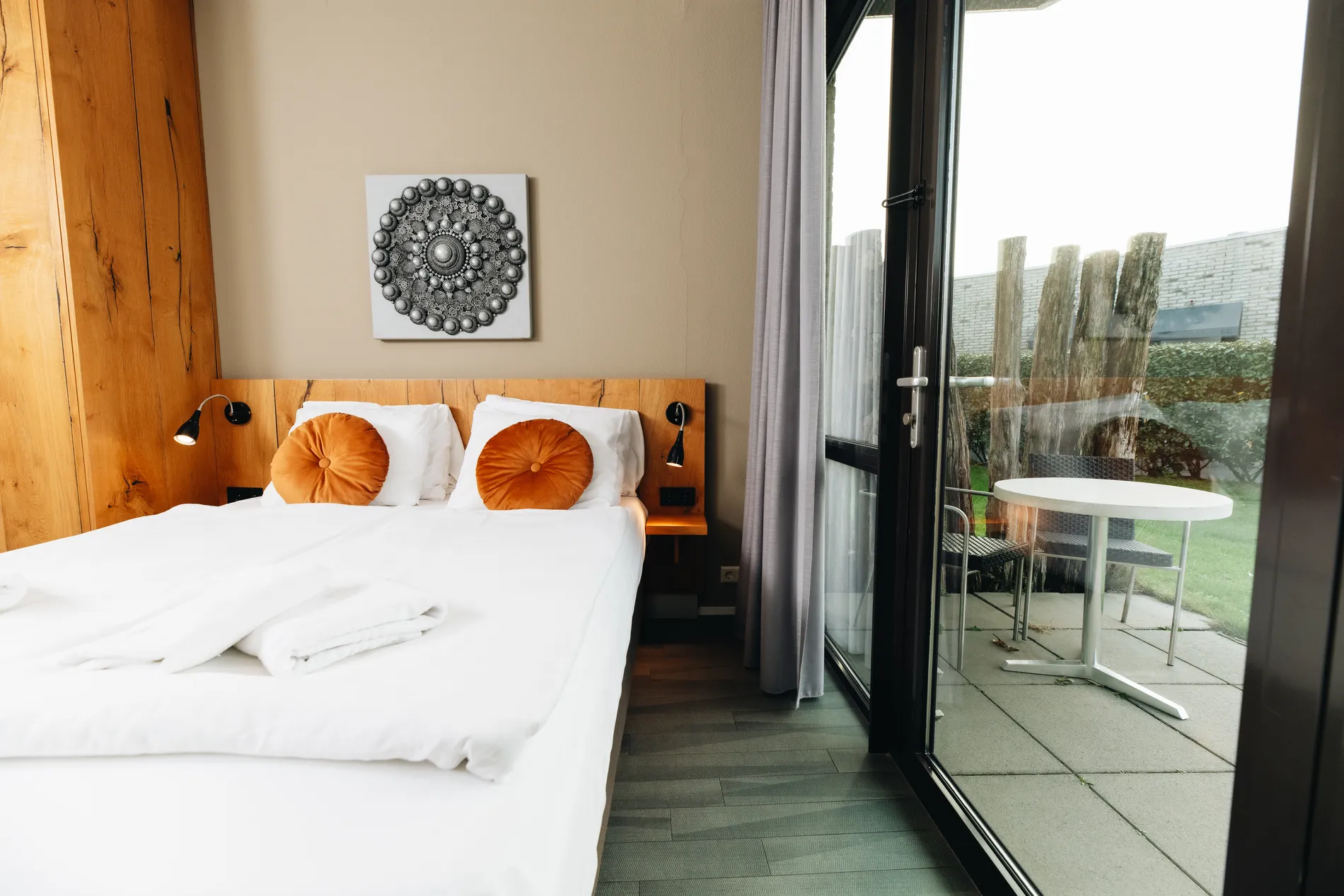 Sfeervolle standaardkamer met luxe boxspringbedden op de begane grond